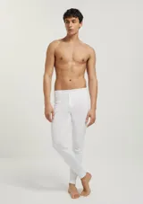 Calzoncillos largos de algodón acanalado en color blanco, con cintura elástica y ajuste ceñido al cuerpo.