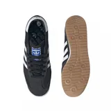 Zapatillas Adidas SL 72 RS T negras con las tres tiras blancas y detalles en azul.