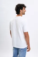 Remera blanca de manga corta con cuello redondo y un pequeño logo bordado o estampado en el pecho.
