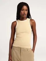 Musculosa de tejido acanalado en color amarillo claro, con cuello redondo y sisas con ribete en color blanco en contraste.
