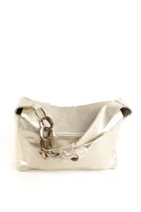 Cartera de mano color dorado con acabado metalizado, diseño estructurado y asa corta que combina una sección de cuero con una cadena metálica decorativa.