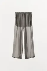 Pantalón palazzo gris de tejido semitransparente con tiro medio, cintura elástica, bolsillos laterales y forro interior corto.