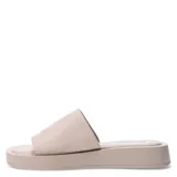 Sandalias tipo chinela de plataforma color beige claro, con una tira ancha frontal que incluye un separador para el dedo gordo.