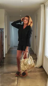 Bolso tipo hobo de cuero en tono dorado metalizado, con diseño amplio y flexible. Cuenta con doble correa de hombro, cierre superior y herrajes metálicos.