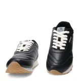 Championes urbanos Topper modelo Stance 3, color negro con cordones blancos, entresuela blanca y suela de goma color caramelo.