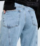 Pantalón de jean estilo wide leg con cintura media, cierre frontal con botón y cremallera, bolsillos funcionales y diseño de pierna amplia con recorte transversal.