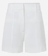 Bermuda femenina de sastrería color rojo, confeccionada en tejido de crepé. Presenta trabillas en la cintura, cierre delantero y bolsillos falsos.