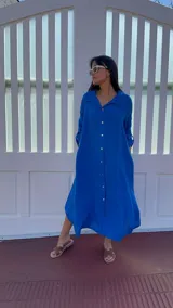 Vestido camisero amplio y largo color verde esmeralda, fabricado en Italia, con botones de nácar y bolsillos laterales.