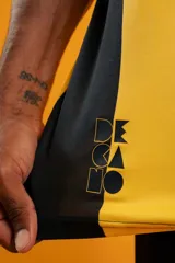 Camiseta de fútbol Puma del Club Atlético Peñarol, modelo Away Jersey Dandelion, color amarillo con finas líneas horizontales negras y detalles en negro en cuello y mangas. Incluye el logo de Puma, el escudo del club y el sponsor Antel en el frente.