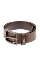 Cinturón de cuero color marrón oscuro con hebilla metálica plateada de forma rectangular.