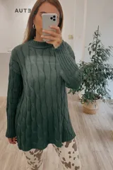 Sweater tejido verde con cuello alto y diseño de trenzas.