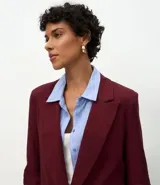 Blazer celeste de viscosa y lino, con cuello inglés, cierre de un botón y solapas.