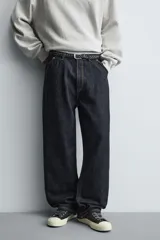 Jeans de hombre relaxed straight fit, color azul oscuro, confeccionados en denim rígido sin prelavados. Presentan cinco bolsillos, bolsillos plastrón y tira multifunción en las perneras. Cierre frontal con cremallera y botón.