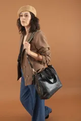 Cartera negra de cuero vacuno liso con detalles en cuero grabado símil animal print. Tiene doble asa corta y correa larga trenzada desmontable. El interior está forrado en tela de excelente calidad y cuenta con un bolsillo con cierre y una división central con cierre. En el exterior tiene un bolsillo trasero con cierre.