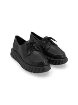 Zapato acordonado tipo mocasín de cuero negro, con suela chunky de EVA acanalada y diseño moderno.