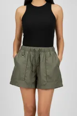 Short deportivo color verde oliva, de calce holgado y tiro bajo, con cintura elástica ajustable con cordón.