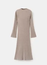 Vestido midi de punto acanalado, con cuello perkins y diseño entallado de manga larga.