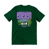 Remera de algodón color verde oscuro con estampado gráfico en la espalda que presenta el logo de la marca en color lila y una ilustración de un monstruo con un aerosol de pintura.