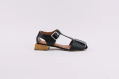Sandalias de cuero color bronce, con diseño de punta cuadrada, taco cuadrado símil madera y tira ajustable con hebilla en el tobillo.