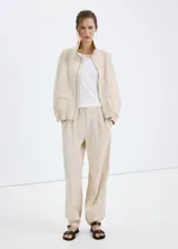 Pantalón de corte recto y tiro regular, con diseño ligero de pinzas en la cintura y bolsillos laterales.