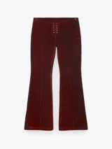 Pantalón de denim con acabado flocked que le otorga una textura aterciopelada, de tiro medio y corte flare. Presenta un cierre frontal con cordones y ojales metálicos, costuras verticales decorativas y paneles laterales en contraste.