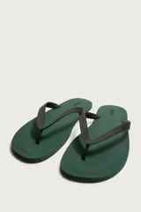 Sandalia de goma color negro, de diseño plano y tiras delgadas en el empeine estilo ojota.