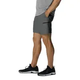 Short cargo Columbia modelo Mountaindale, color gris, con bolsillos laterales de seguridad con cremallera, cintura elástica y cinturón integrado. Confeccionado en tejido técnico con tecnología Omni-Shield repelente al agua y manchas.