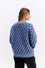 Buzo de punto con diseño geométrico en zigzag, de cuello redondo y manga larga. Presenta un calce holgado y cómodo con puños y ruedo acanalados.