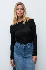 Blusa de punto con escote bardot, manga larga y ajuste al cuerpo, confeccionada en tejido con acabado brillante.