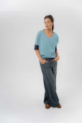 Jean de tiro medio con diseño de pierna amplia y corte holgado, confeccionado en denim azul. Cuenta con bolsillos delanteros y traseros funcionales.