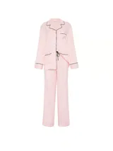 Pijama de satén de corte relajado, con diseño a rayas rosadas y blancas, compuesto por una camisa de manga larga con botones frontales, cuello con solapa, bolsillos y ribetes oscuros, y un pantalón largo a juego.