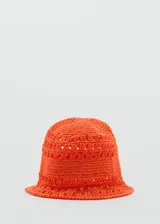 Gorro tipo bucket tejido a crochet en color naranja, con diseño calado y textura artesanal.