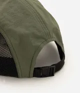 Gorra Renner confeccionada en poliamida verde con visera curva, parche frontal bordado con la palabra "soul" y paneles laterales y traseros de malla negra respirable.