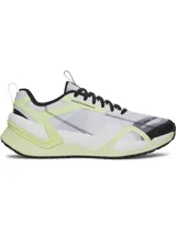 Championes de entrenamiento Under Armour Reign XT para mujer, en color blanco con detalles en amarillo fluor y negro. Cuentan con amortiguación UA HOVR de doble densidad, estructura superior de TPU y tecnología UA TriBase para mayor estabilidad y agarre.