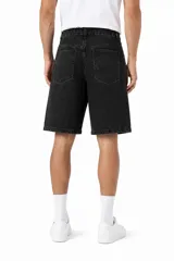Bermuda de jean de corte ancho y tiro medio, color gris oscuro, con bolsillos laterales y traseros.