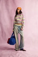 Jeans boyfriend de tiro medio con diseño de tejido combinado a contraste en dos tonos de celeste, tiro medio y cinco bolsillos.