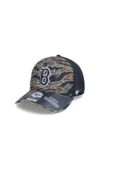 Gorra tipo baseball de la marca 47, con diseño de camuflaje tipo tiger camo en la parte frontal y paneles traseros de malla negra. Presenta el logo de los Boston Red Sox bordado en el frente y cierre ajustable en la parte posterior.