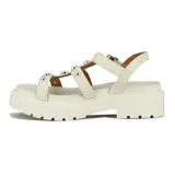 Sandalia Vizzano para mujer, color negro, de suela track y taco bajo. Presenta tiras cruzadas en el empeine decoradas con tachas metálicas plateadas semiesféricas y una tira ajustable con hebilla en el tobillo.