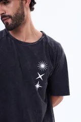 Remera de algodón con efecto lavado, corte oversize y estampa frontal de estrellas.