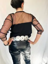 Top negro de crepé con mangas de micro tul.