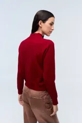 Sweater gris de lana con cuello alto.