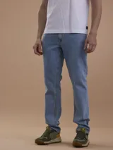 Pantalón de jean celeste de corte recto, con diseño clásico de cinco bolsillos y trabillas para cinturón.
