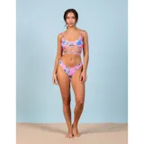 Bikini de dos piezas con estampado floral y de mariposas en tonos fucsia y azul. El top es de estilo deportivo con tiras cruzadas en la cintura, y la bombacha es de corte cavado tipo tanga.