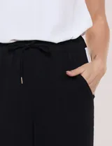 Pantalón pull on de calce fluido y relajado, color azul marino, de cintura alta elastizada con cordón ajustable, bolsillos diagonales y pierna de corte ancho.