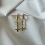 Aros colgantes dorados con forma de argolla con incrustaciones de strass y dije de estrella con strass.