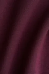 Pantalón de punto color bordó, de tiro alto y pierna ancha, con cintura elástica revestida.