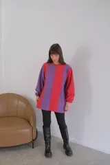 Buzo de viscosa con diseño a rayas verticales rojas y beige, mangas largas abullonadas con puños elastizados.