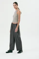 Musculosa gris de corte ajustado con cuello redondo y sisas amplias.