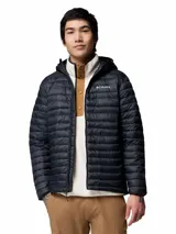 Campera acolchada de hombre con capucha, color negro, con cierre frontal completo y logo de la marca estampado en el pecho.