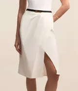 Pollera lápiz color blanco, de sastrería, con cinturón de cuero sintético negro y detalle plegado en la parte delantera.